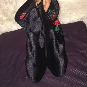 👩🏽‍🎓SALE- Black Rose Booties size 8.5